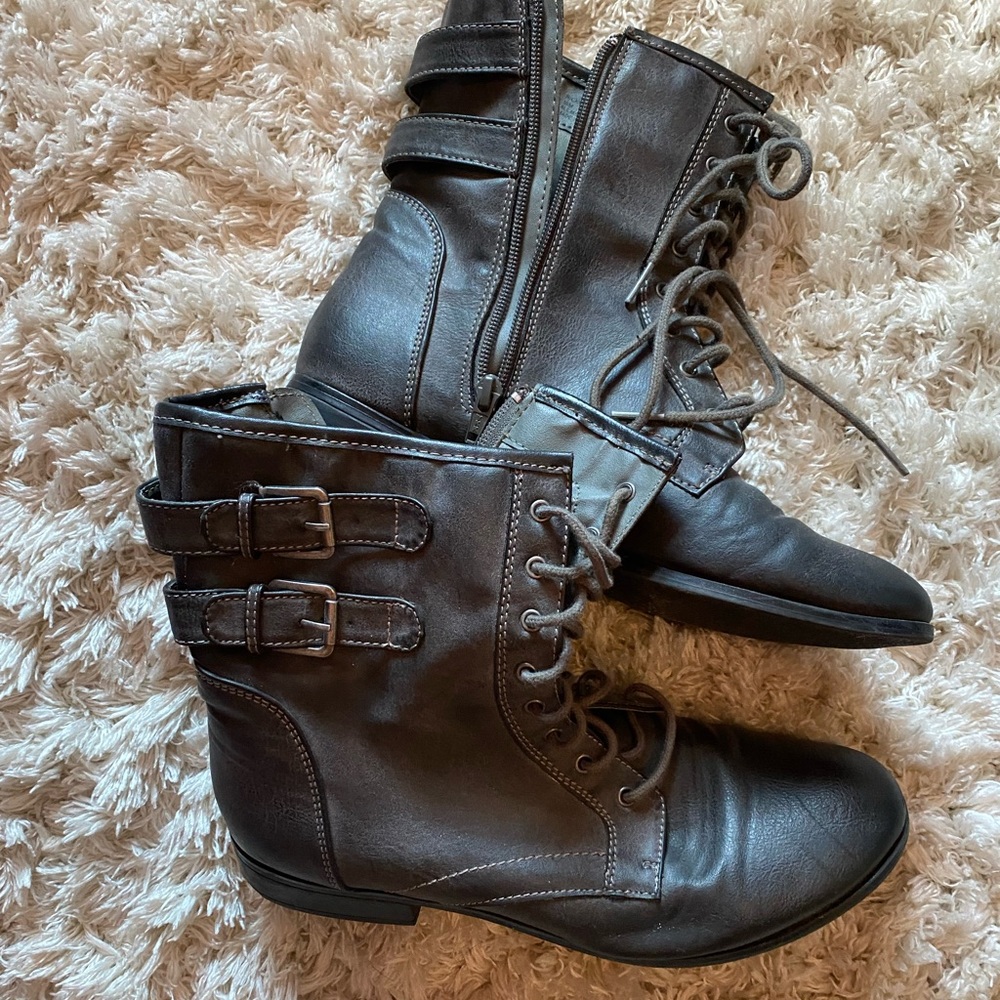 Size 10, gray combat boot